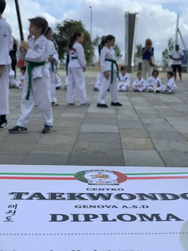 Bambini all'aperto con il diploma del Centro Taekwondo Genova