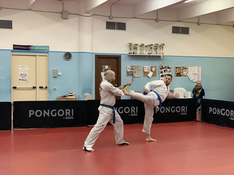 Atleta esegue un calcio altissimo al colpitore in allenamento