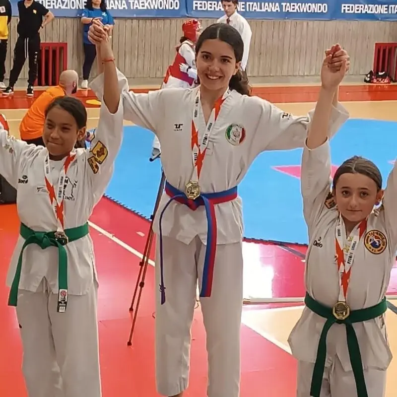 Atlete sul podio con medaglie d'oro