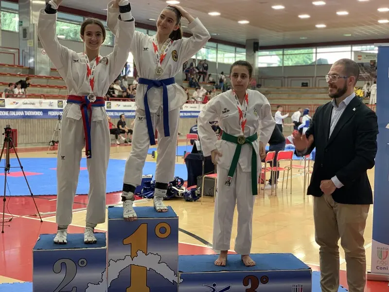 Atlete premiate sul podio con le medaglie
