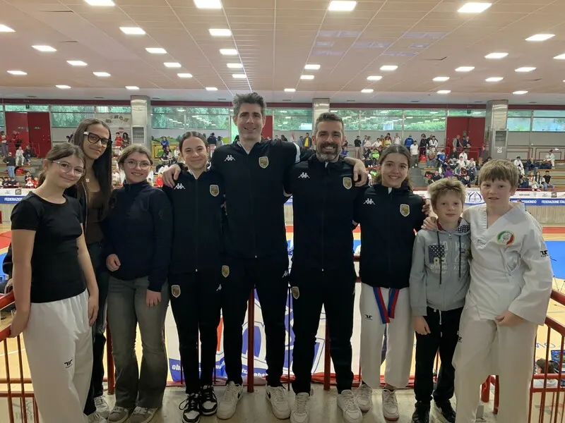 La squadra del Centro Taekwondo Genova in divisa ufficiale