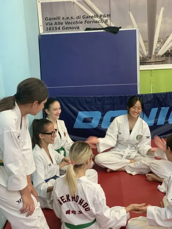 Atlete sedute in palestra sorridono insieme