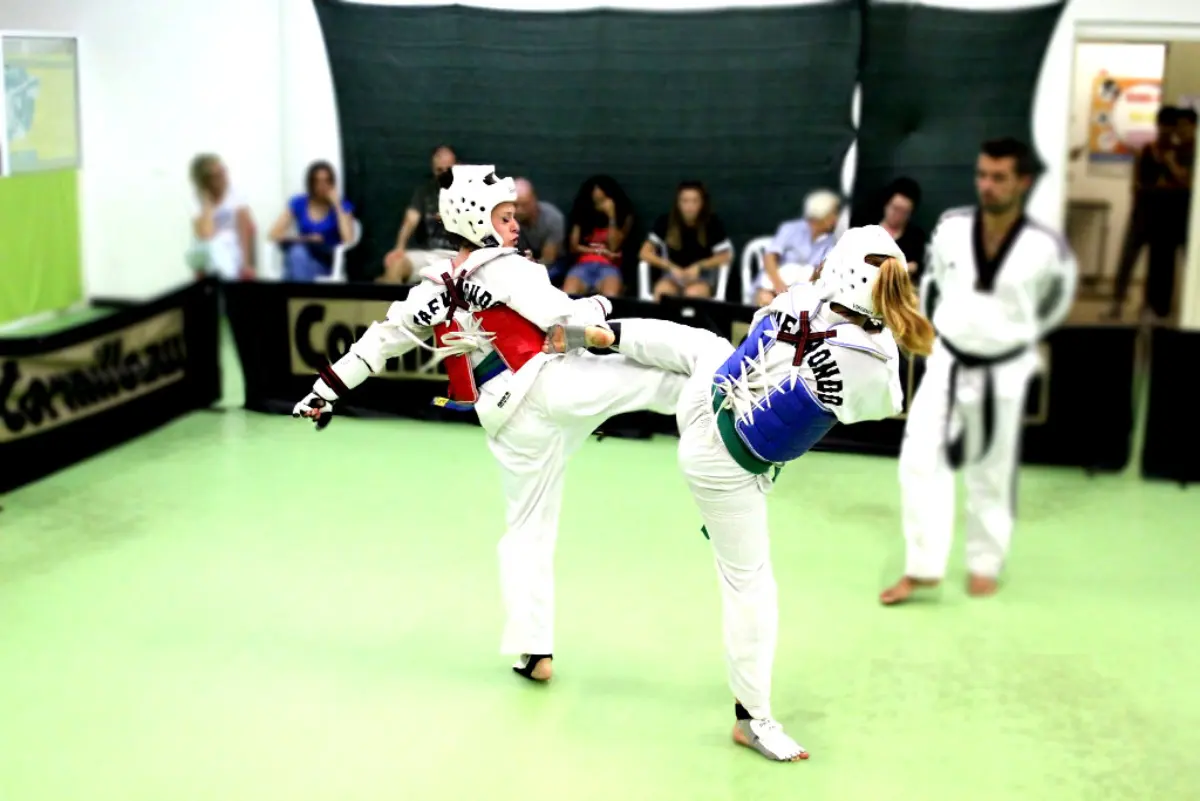 Combattimento di Taekwondo con corazza e casco durante un allenamento a Genova