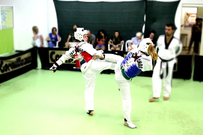 Combattimento di Taekwondo con corazza e casco durante un allenamento a Genova